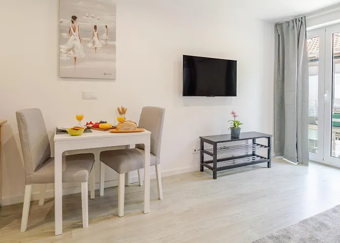 Hostwise - Modern & Bright