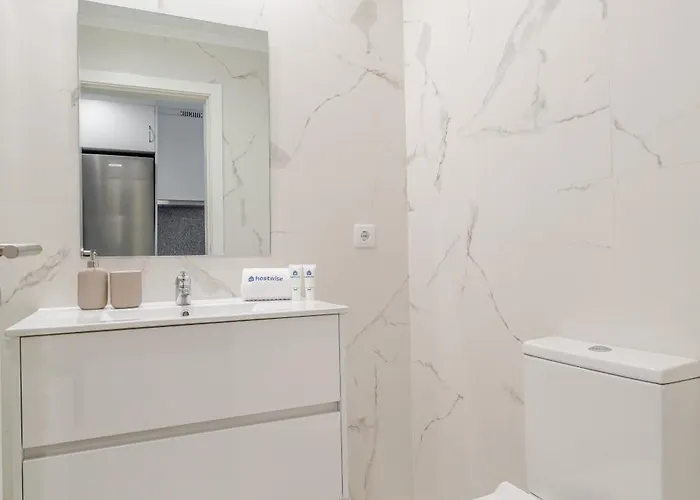 Hostwise - Modern&bright