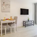 Hostwise - Modern & Bright