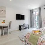 Hostwise - Modern & Bright *