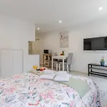 Apartman Hostwise - Modern & Bright *