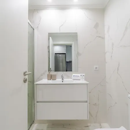 Hostwise - Modern & Bright Apartment *