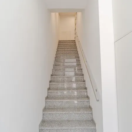Hostwise - Modern & Bright Apartment Porto