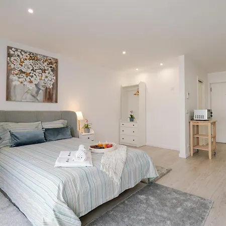 Hostwise - Modern & Bright