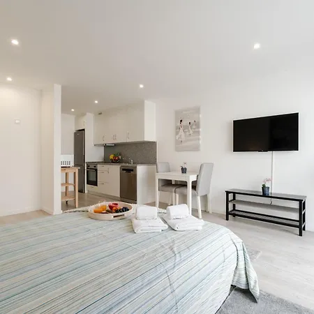 Hostwise - Modern & Bright Apartment *