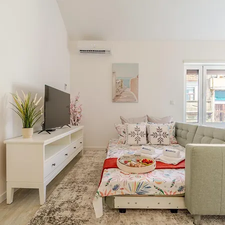 Hostwise - Modern & Bright Apartment *