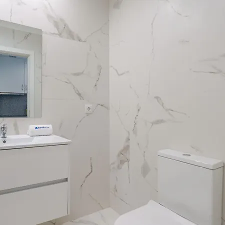 Hostwise - Modern & Bright Apartment