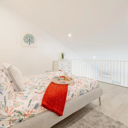 Hostwise - Modern & Bright Apartment