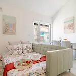 Hostwise - Modern & Bright