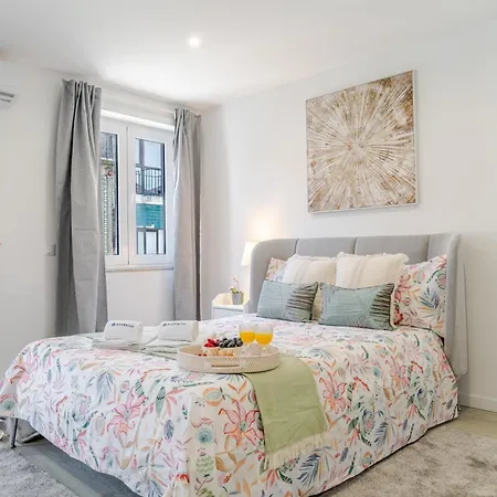 Hostwise - Modern & Bright