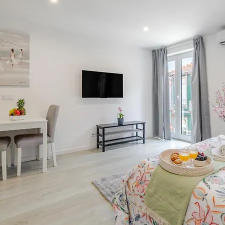 Hostwise - Modern & Bright *