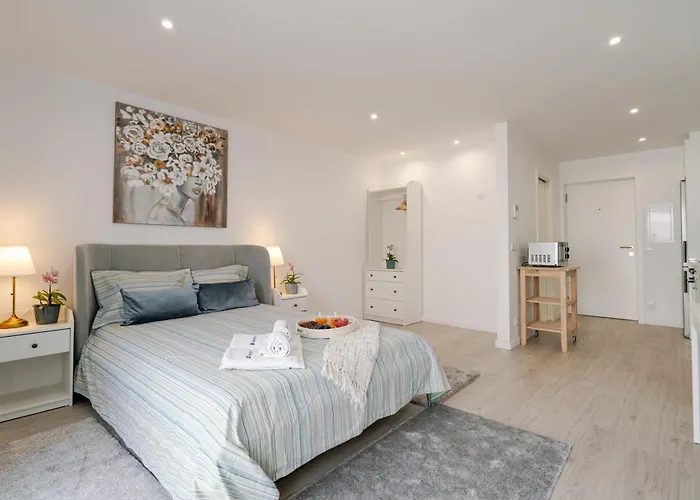 Hostwise - Modern & Bright