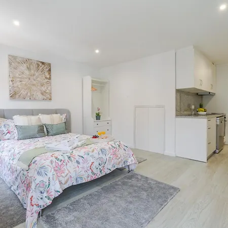 Hostwise - Modern & Bright *